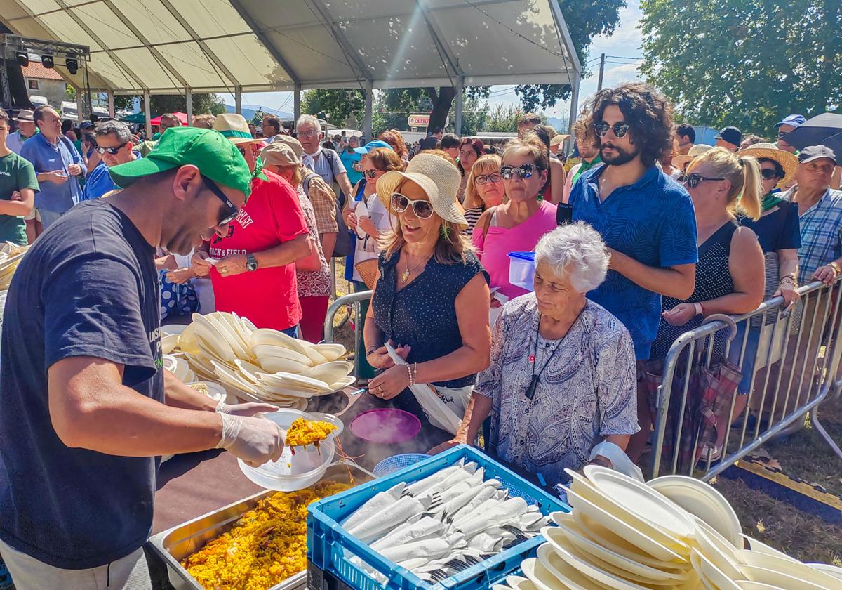 El reparto de las más de 3.000 raciones de paella se iniciaba pasado el mediodía.