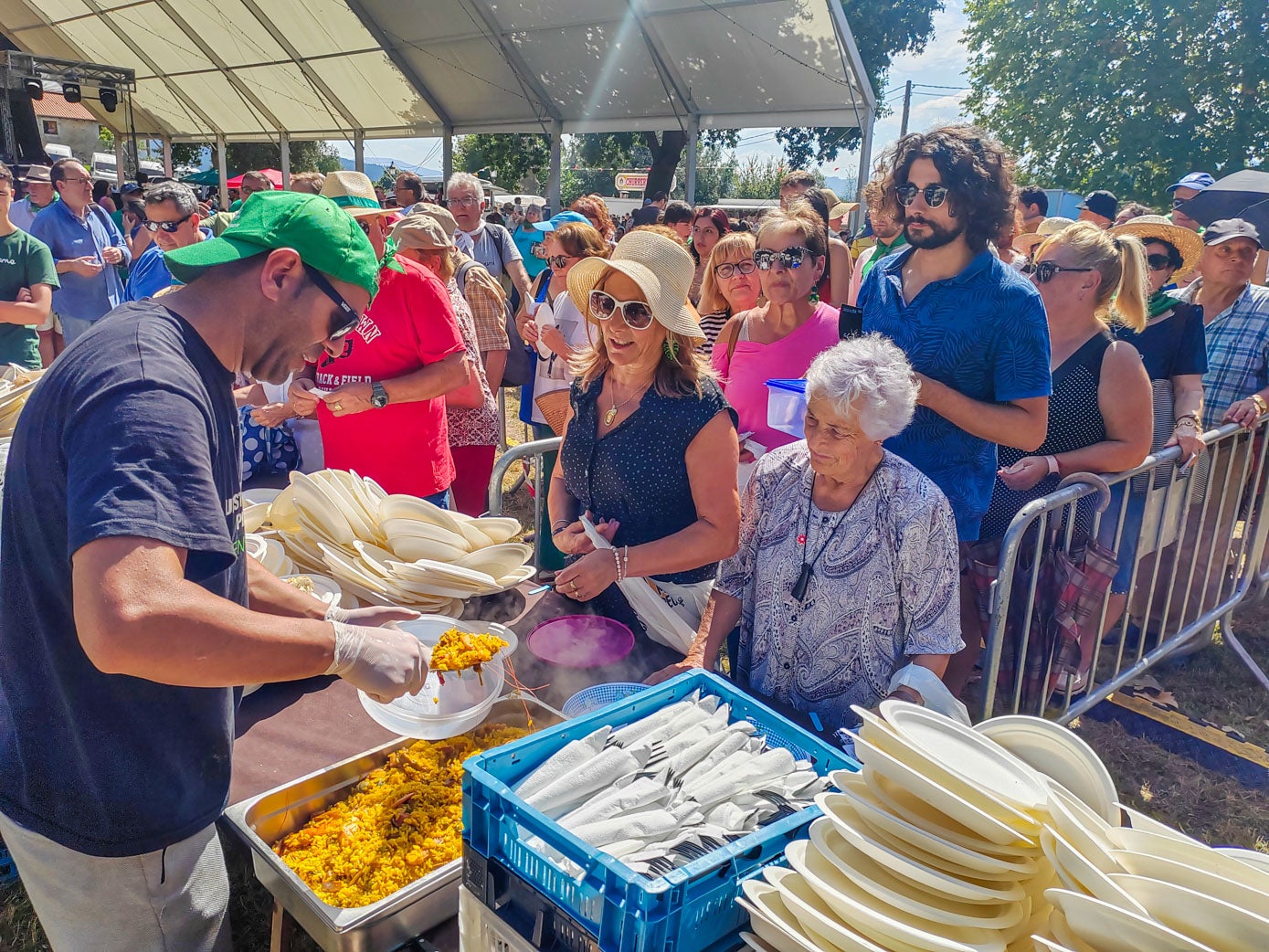 La campa estaba abarrotada cuando comenzó el reparto de las 3.000 raciones de paella. 