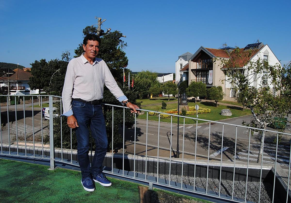 t Pedro Prieto, que se estrena esta legislatura como alcalde de Bareyo, posa con la casa consistorial detrás.