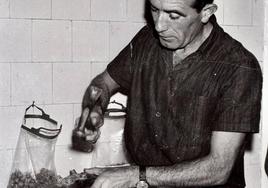 Terio Somonte, colocando tacos a las botas de los jugadores. Archivo Mazo