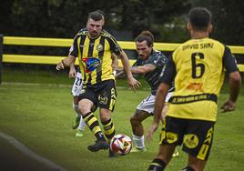 Montiel retrasa el balón ante la presión de un rival.