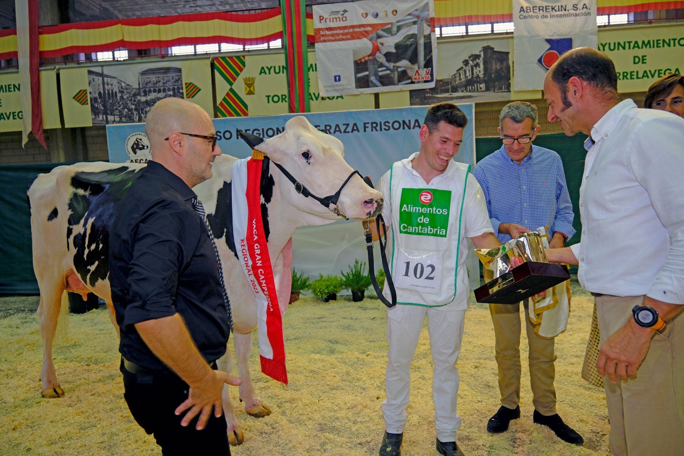 El presidente de AFCA entrega el trofeo al propietario de la gran campeona.