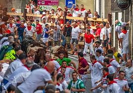 El segundo encierro de las fiestas de Ampuero ha sido rápido y ha discurrido con la manada disgregada en la ida y más hermanada en la vuelta, todo ello a una velocidad sostenida para los corredores