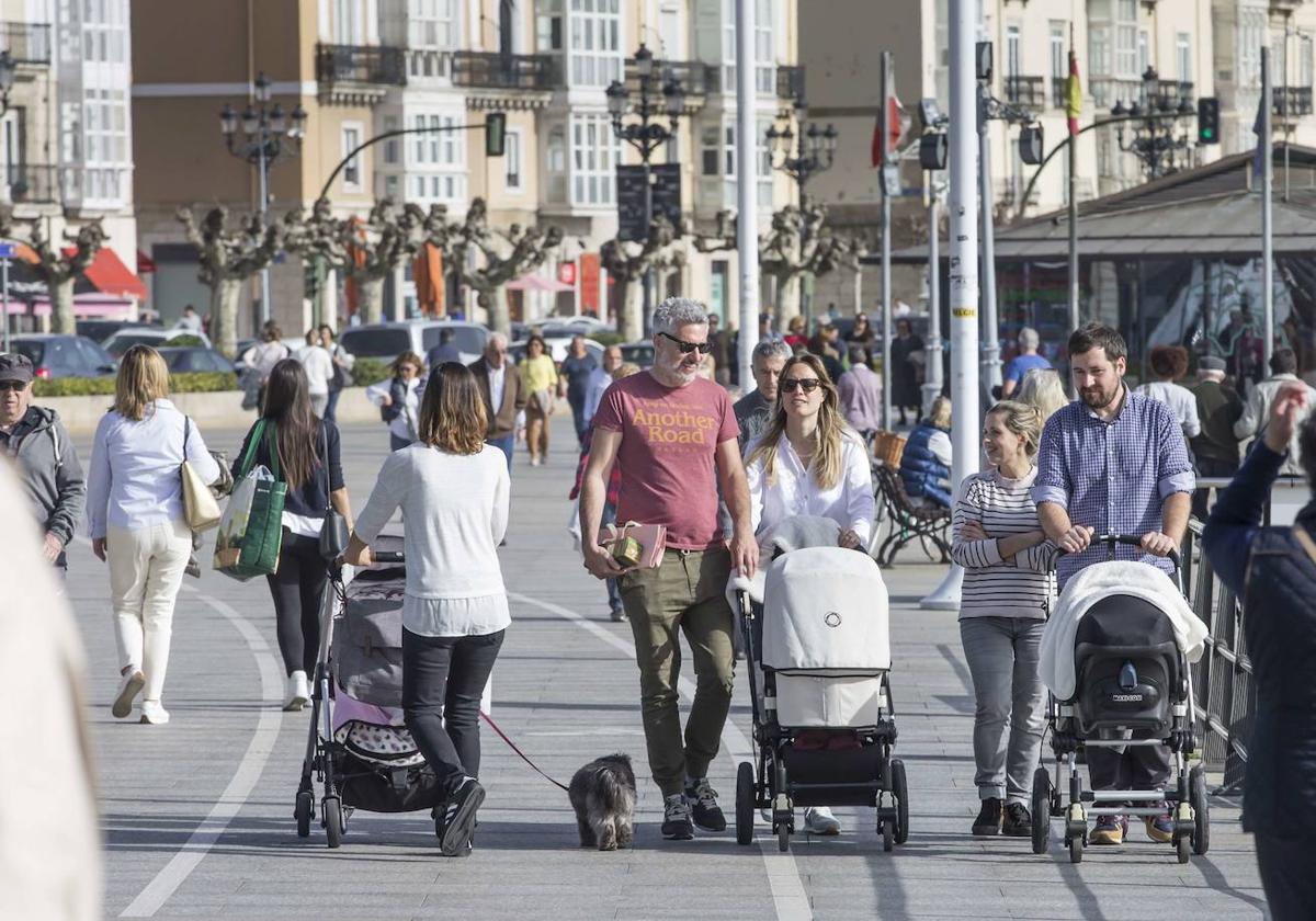 Familias paseando con sus bebés por Santander.