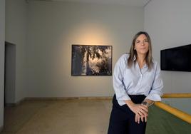 Mendia Echeverría con una de las fotos que se pueden ver en el Museo Altamira.