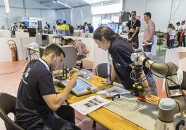 Dos alumnos de FP programan un brazo robot que utilizarán en su prueba de la 'Cantabria Skills 2023', celebrada en Santander.