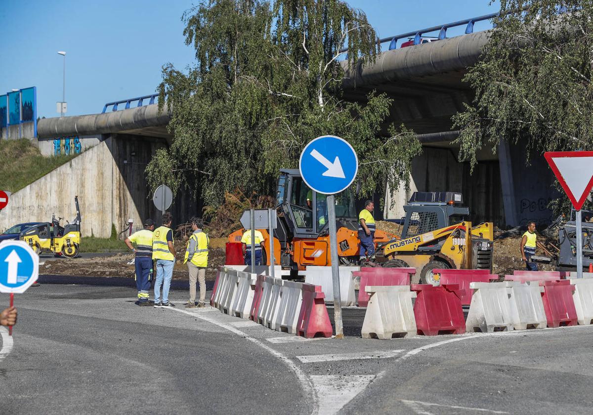 Técnicos y operarios actúan en las obras del enlace, situado debajo de la autovía.