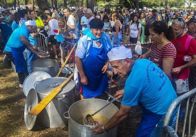 Tanto vecinos como turistas no quisieron perderse la gran comida popular.