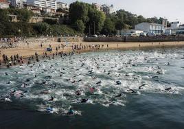 Impresionante imagen al echarse al agua en la bahía, en la zona de Gamazo