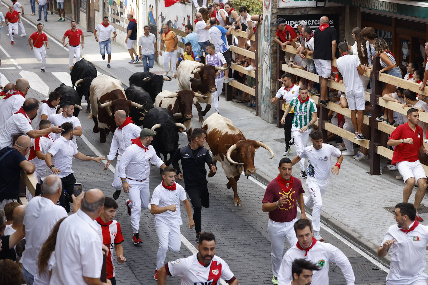 Ampuero ha puesto este domingo fin a tres días de encierros.