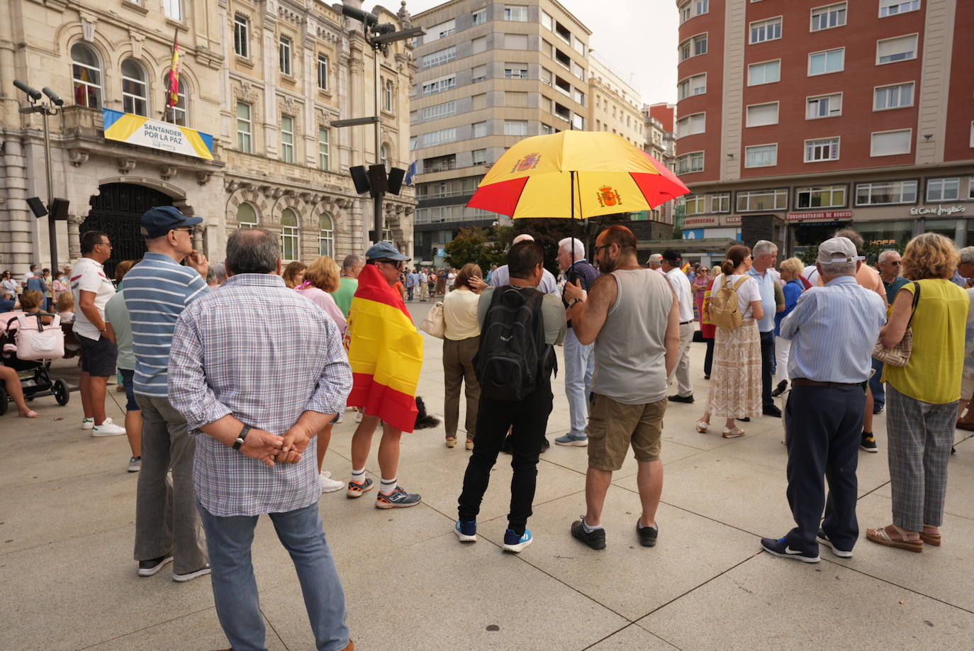 El buen tiempo y el bochorno no impidieron que cientos de personas mostrasen su rechazo a la posible amnistía a los inculpados por la declaración unilateral de independencia de Cataluña de 2017.