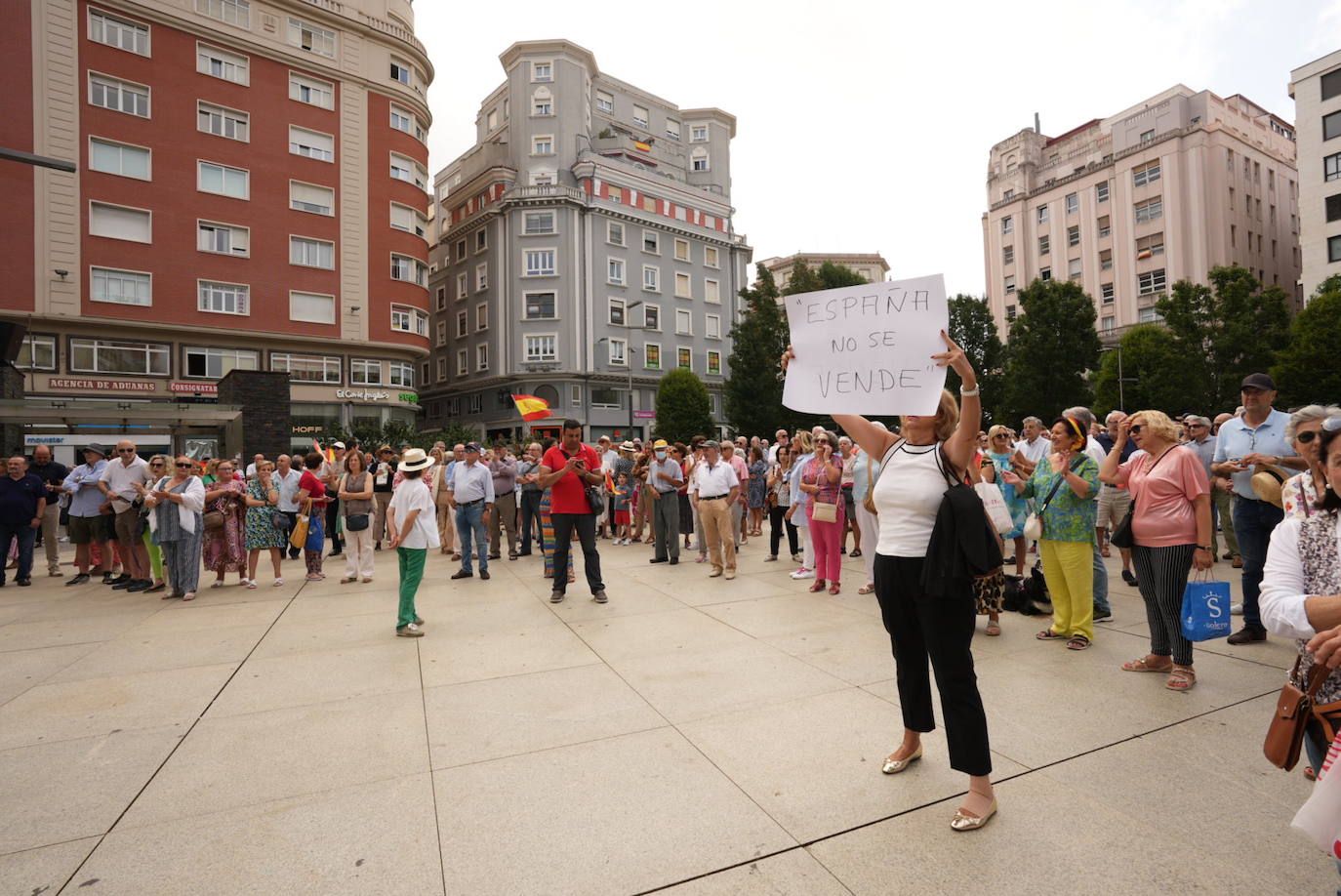 Una mujer muestra un cartel con una de las consignas coreadas durante la concentración. 