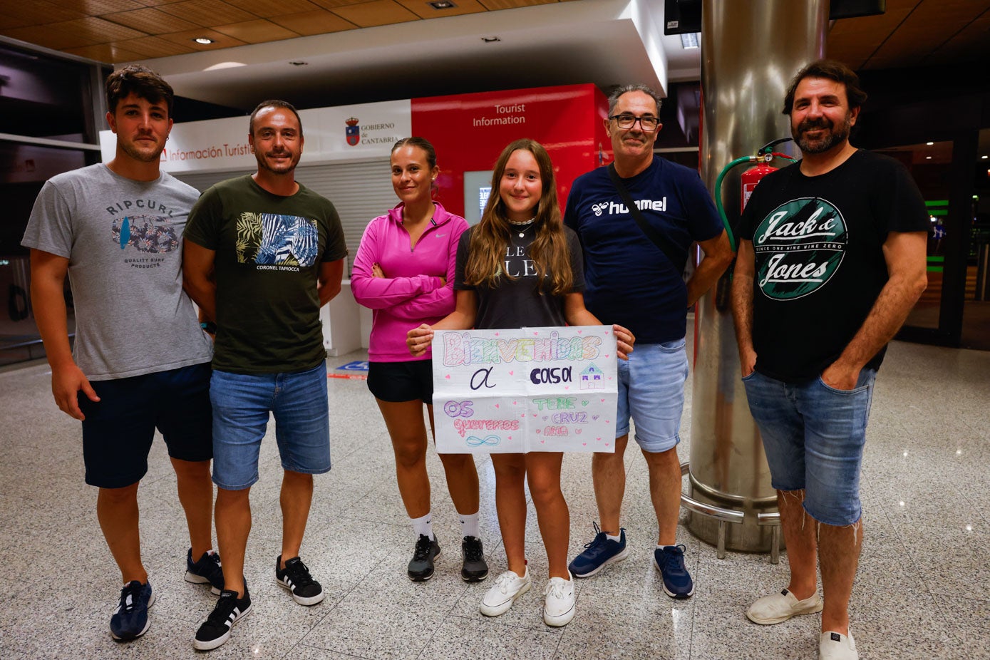 Paula, vecina de Santilla del Mar, hizo una pancarta para recibir a su madre, Ana Conde, que viajó el pasado jueves a Marrakech con dos amigas. 