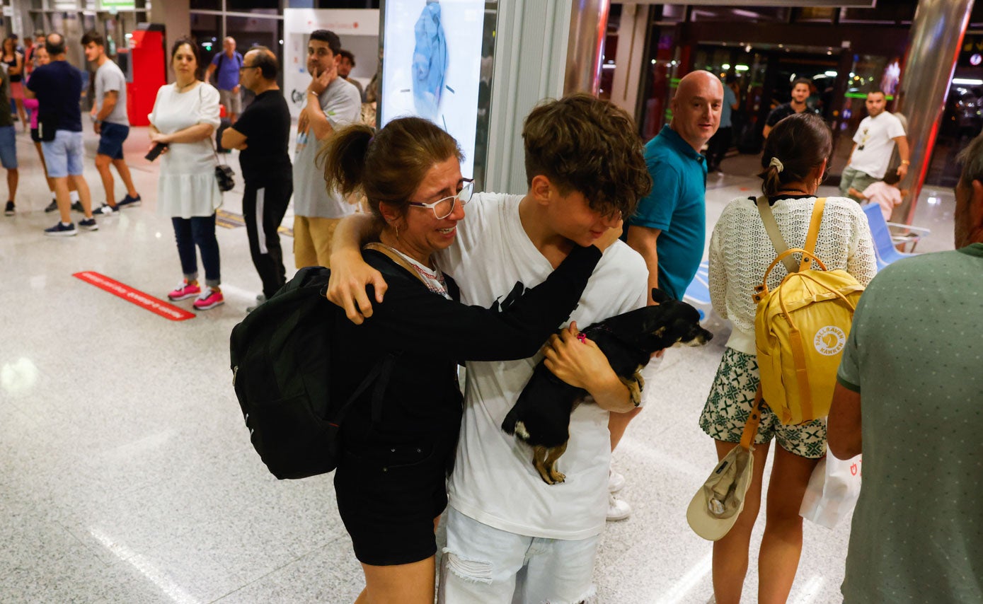 Una viajera procedente de Marrakech abraza, muy emocionada, a su hijo. 