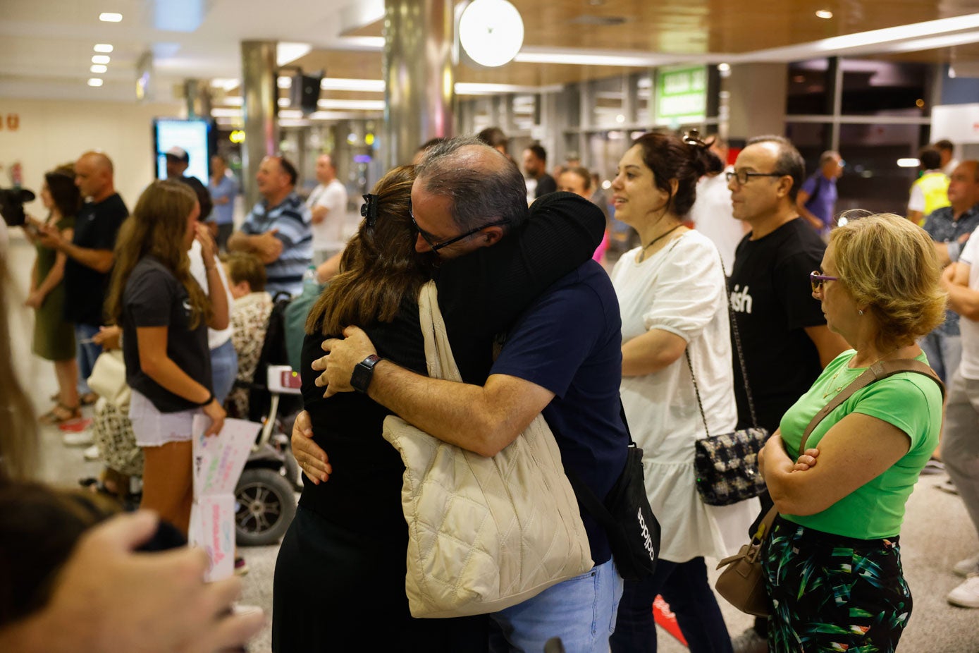 Mari Cruz Giménez, que voló el jueves pasado a Marrakech, abraza a su marido. 