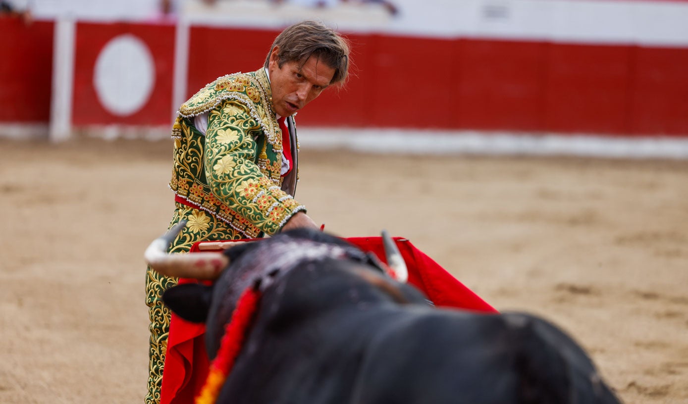 Manuel Díaz, 'El Cordobes', encara al toro