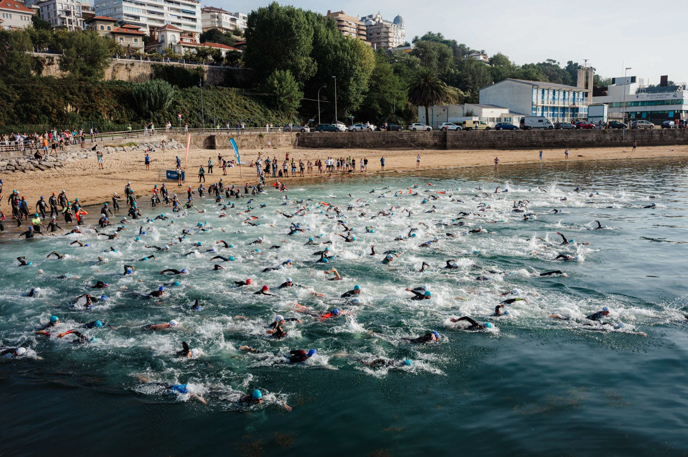 Los participantes entran en el agua a la altura de La fenómeno