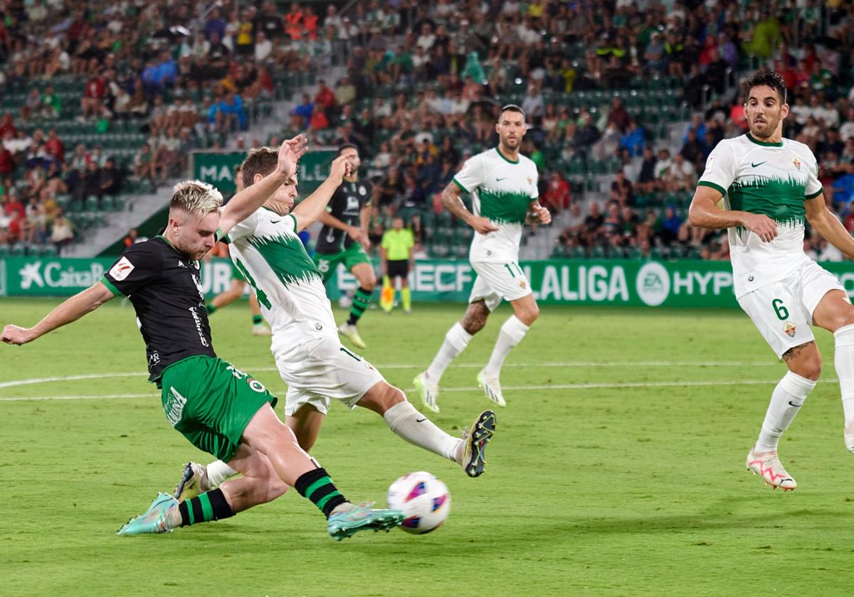 Peque, durante el partido ante el Elche, que se jugó a las nueve de la noche.