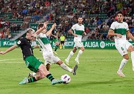 Peque, durante el partido ante el Elche, que se jugó a las nueve de la noche.
