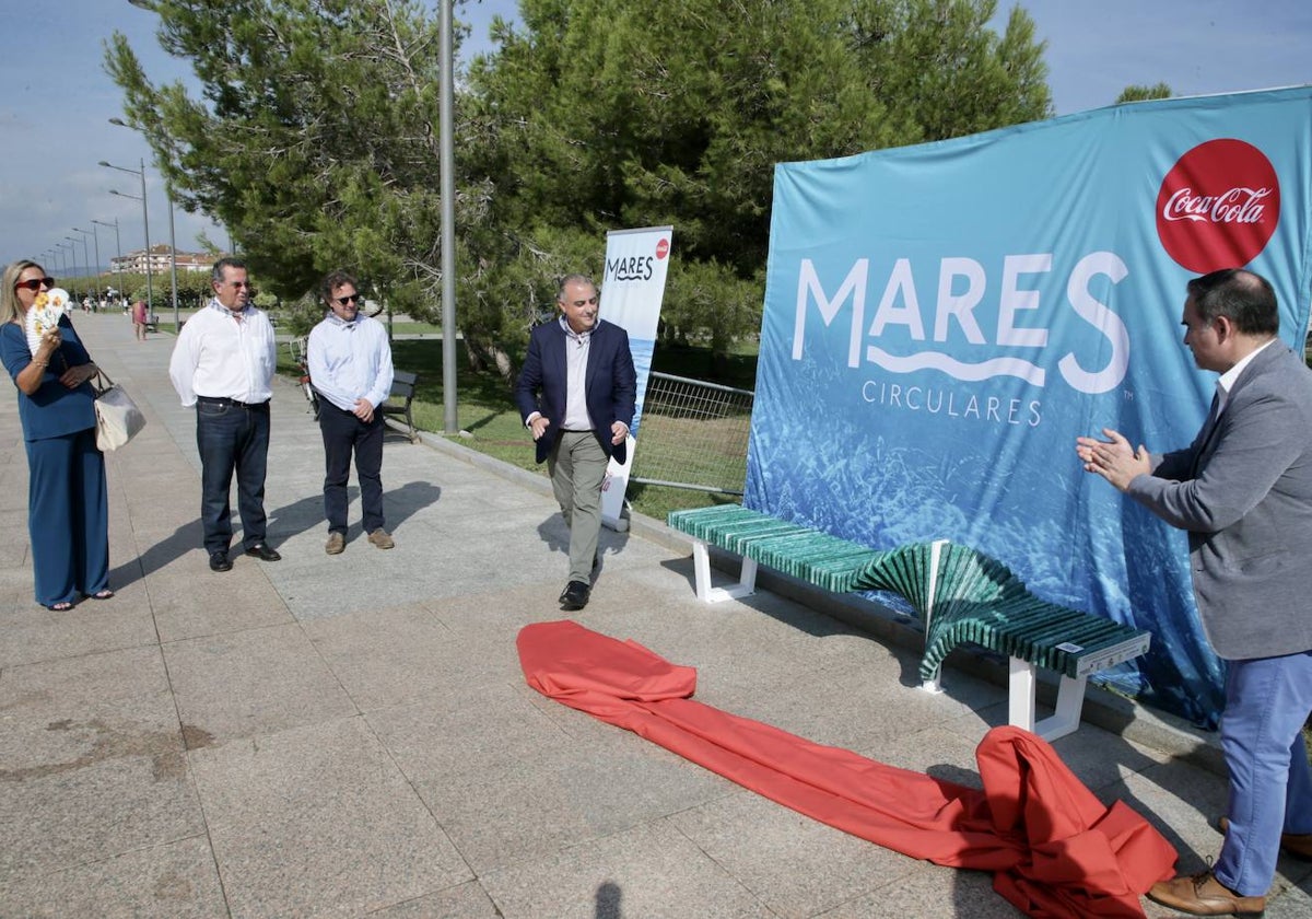 Banco instalado en el paseo marítimo de Santoña.