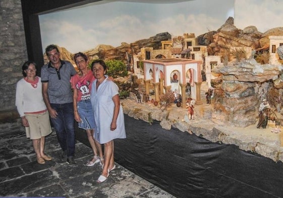 El belén de la iglesia de Ajo se ha expuesto durante todo el verano.