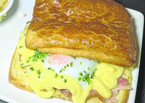Imagen secundaria 1 - A la izquierda, antoñito benedictino con patatas fritas. A la derecha, aguacate relleno de langostinos. 