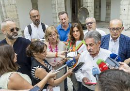 El expresidente Revilla compareció este lunes en el Parlamentos junto a los diputados regionalistas.