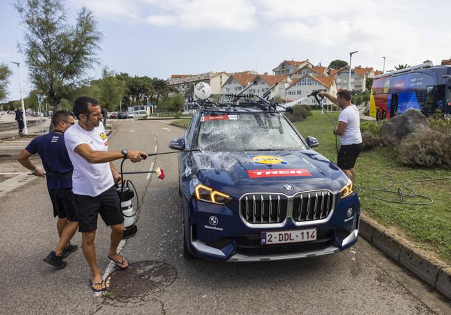 De descanso. Los auxiliares del Lidl-Trek limpian los coches en Mogro.