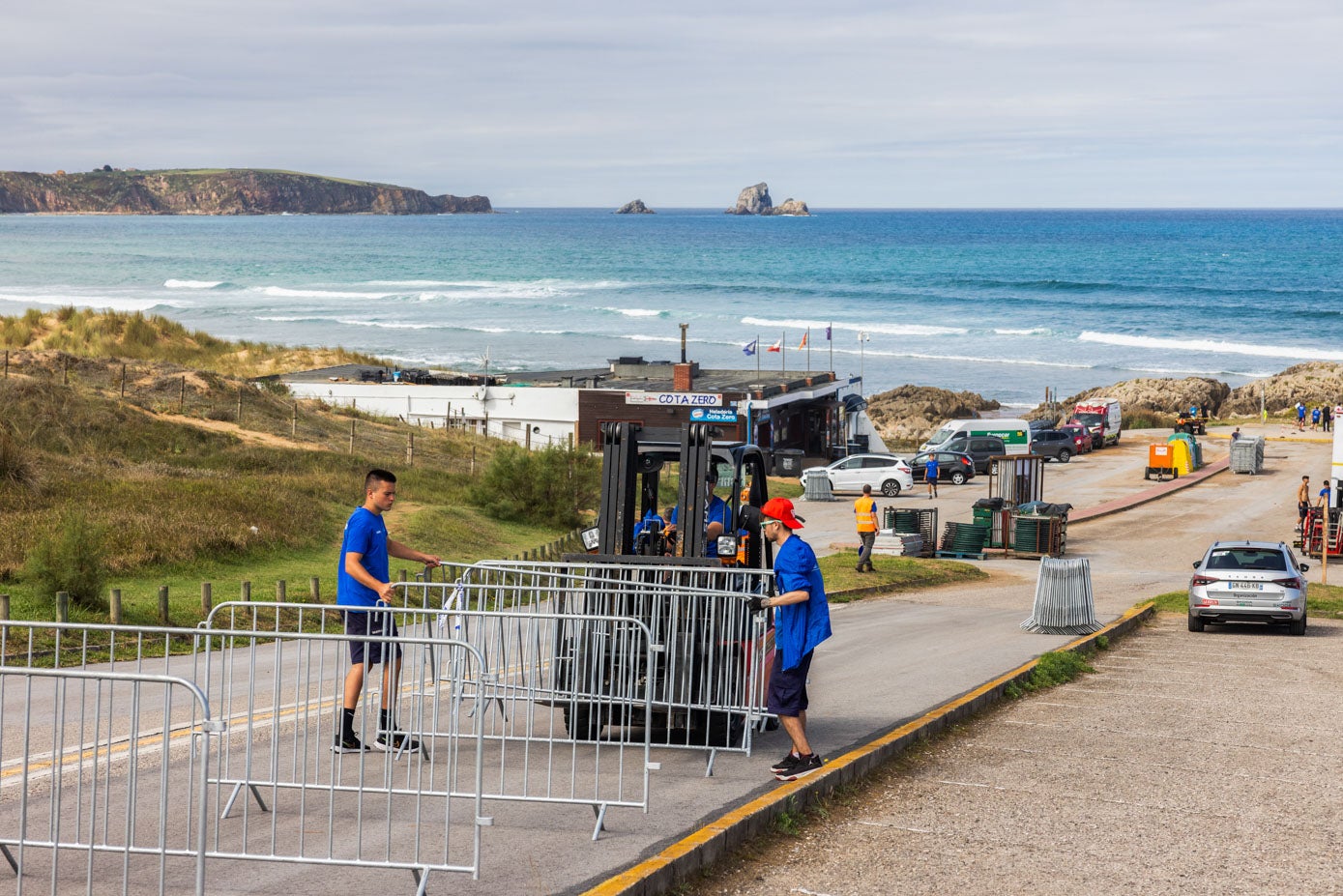 Preparación de la zona de salida en Liencres, junto a las playas.