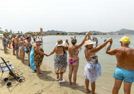 Un grupo de jubilados en La Manga, en un viaje organizado por el Imserso.