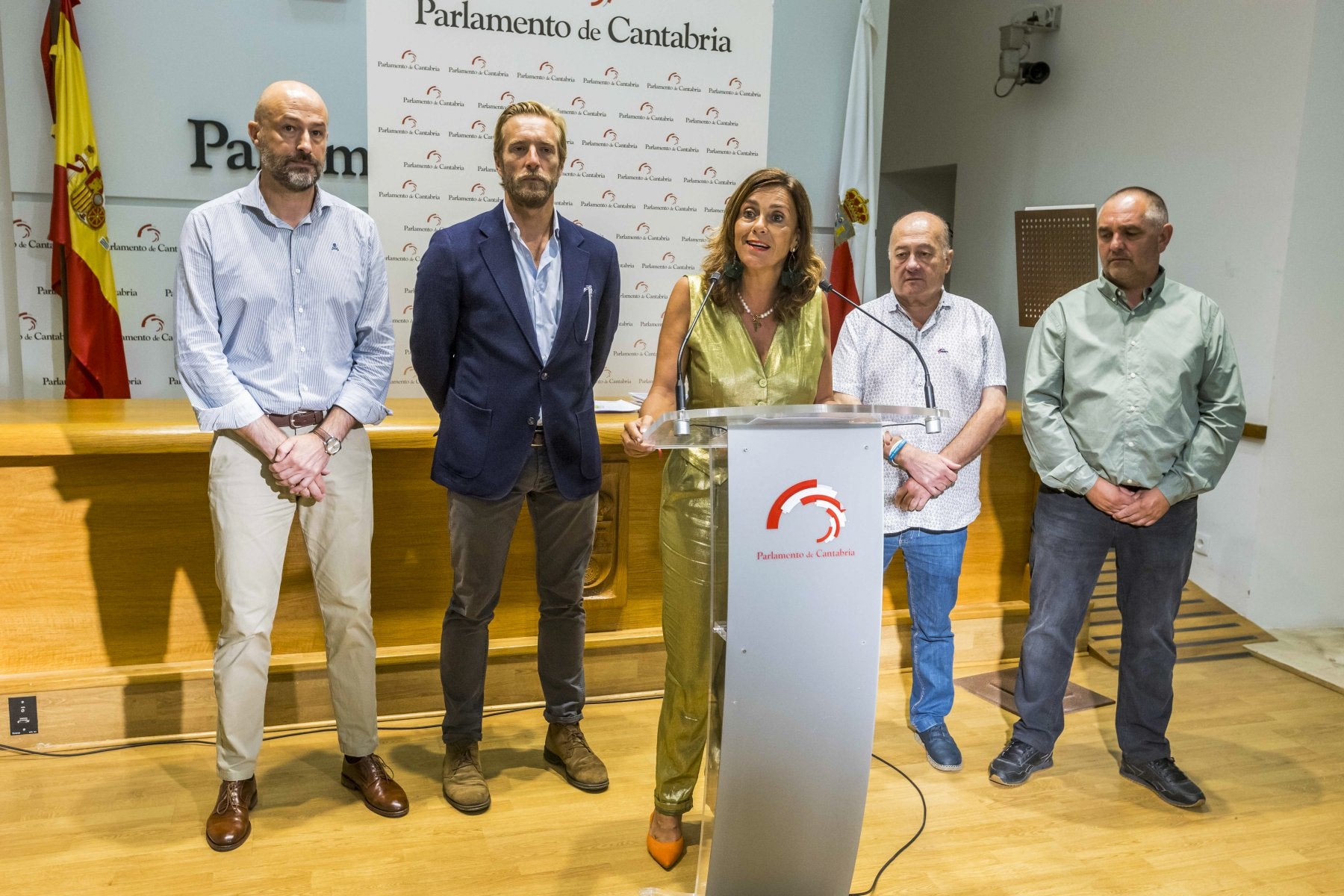 Paula Fernández, junto a Óscar Villegas (izquierda), Felipe Piña, Ángel Sainz y Óscar Sainz.