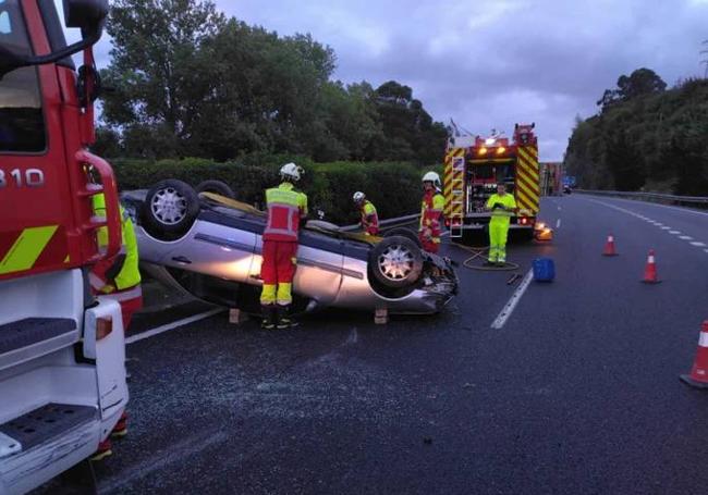 Imagen del accidente ocurrido a primera hora de este martes en la A-8 en Laredo.