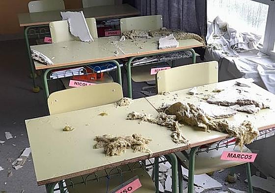 Estado que presentaba una de las aulas este martes tras los daños ocasionados por la entrada de agua desde el tejado.
