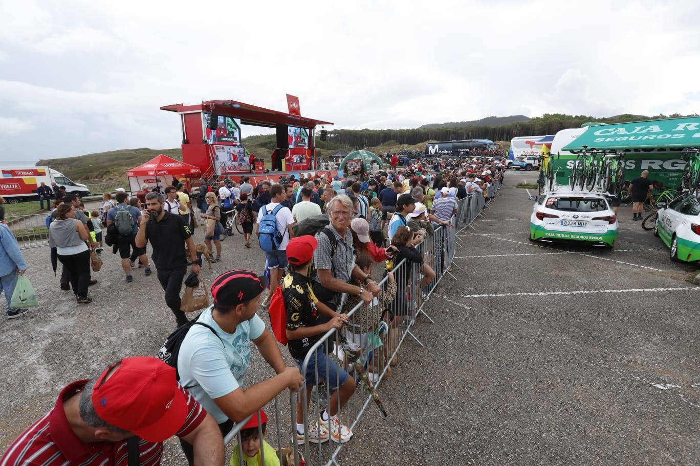 En la salida, para despedir a los ciclistas se han dado cita numerosos aficionados que han madrugado para poder acceder a través de la carretera que atraviesa los pinares de Liencres