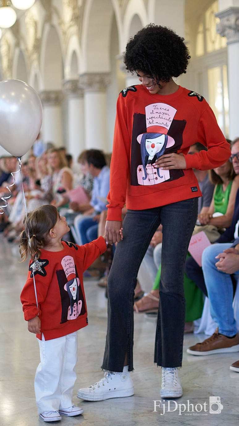 Catalina Castaño junto a la pequeña Andrea Díaz durante el desfile de 'Anabel Lee'.