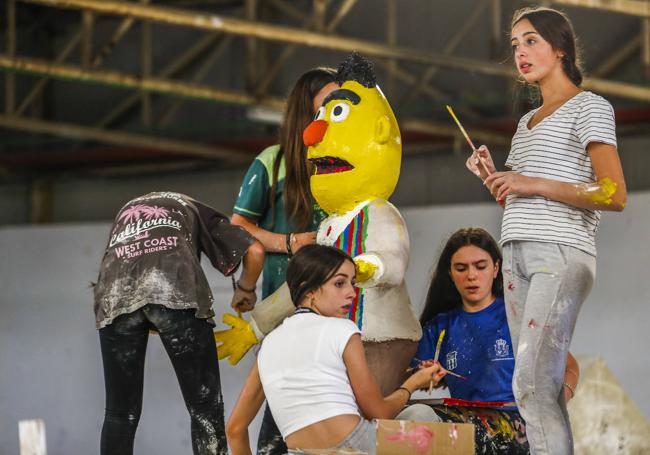 Un grupo de jóvenes trabajando esta semana en una carroza.