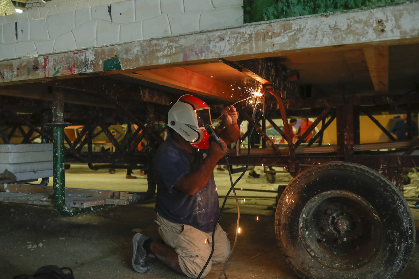 La elaboración de las carrozas requiere también conocer varios oficios, uno de ellos la soldadura. 