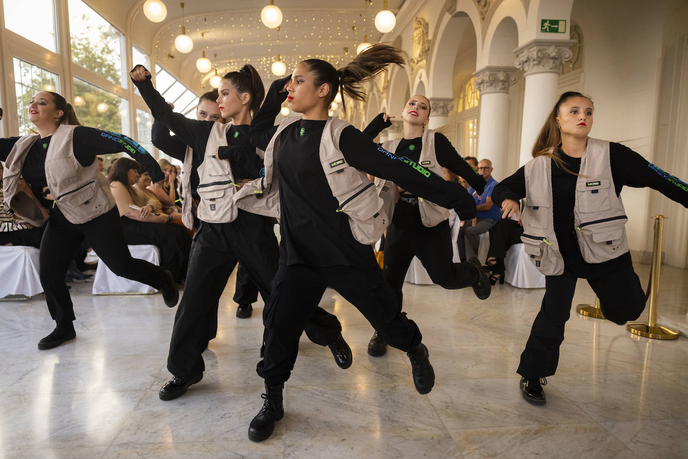 Bajo la dirección de la bailarina y coreógrafa Carolina Fuertes, conocida artísticamente como 'Carol Furgué', este grupo compuesto por quince jóvenes bailarines cántabros competirá nuevamente con esta coreografía de denuncia social en el campeonato europeo de Atenas.