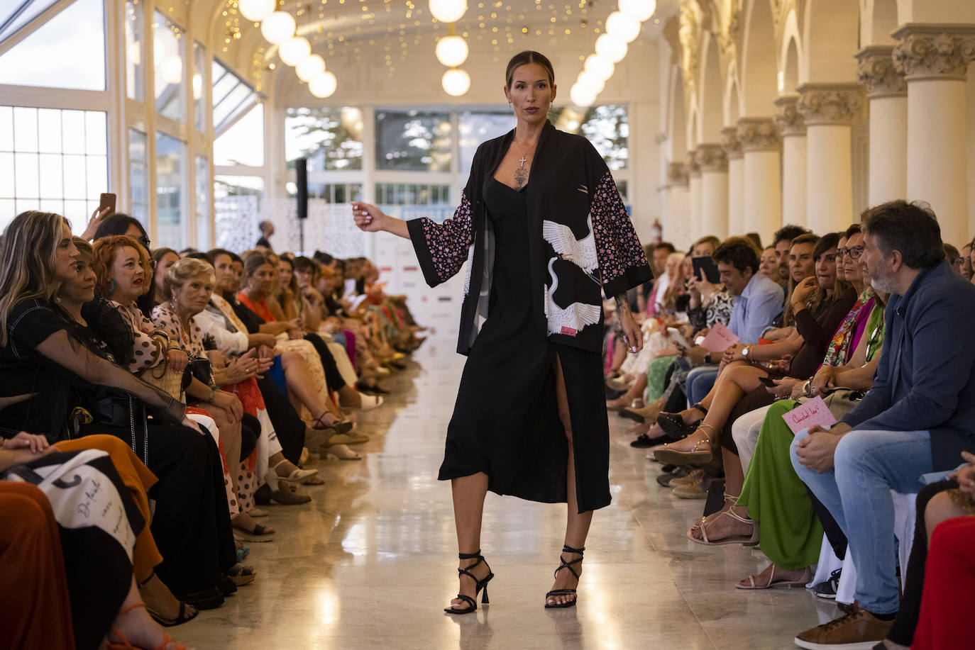 Lucila Fernández con vestido y chaqueta de 'Anabel Lee'.