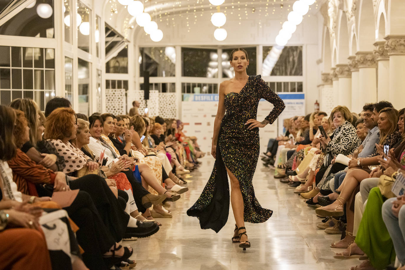 Lucilia Fernández con uno de los vestidos de Amaya Bezanilla.