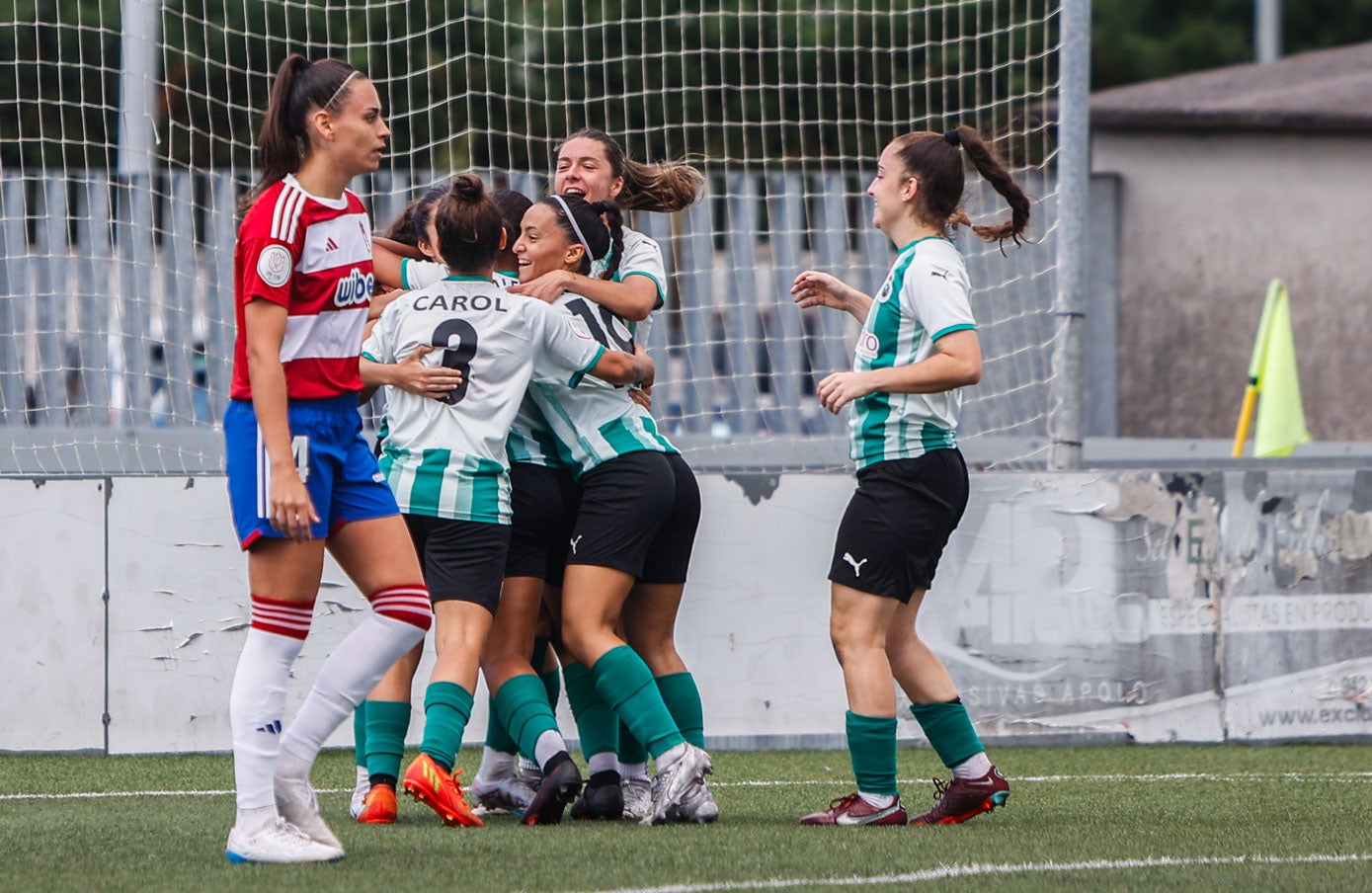 Las jugadoras verdiblancas celebran el gol de Valentina, que supuso el 1-0. 