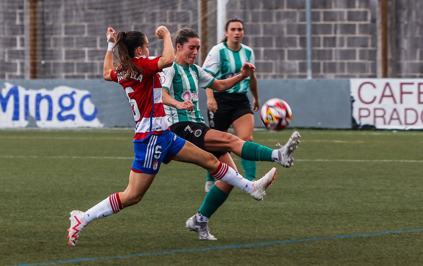 Sandra golpea el balón ante la oposición de Mingueza. 