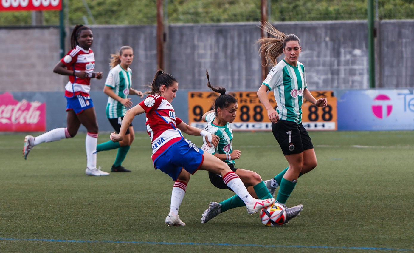 Anita se lanza a por un balón que protege Mingueza. 