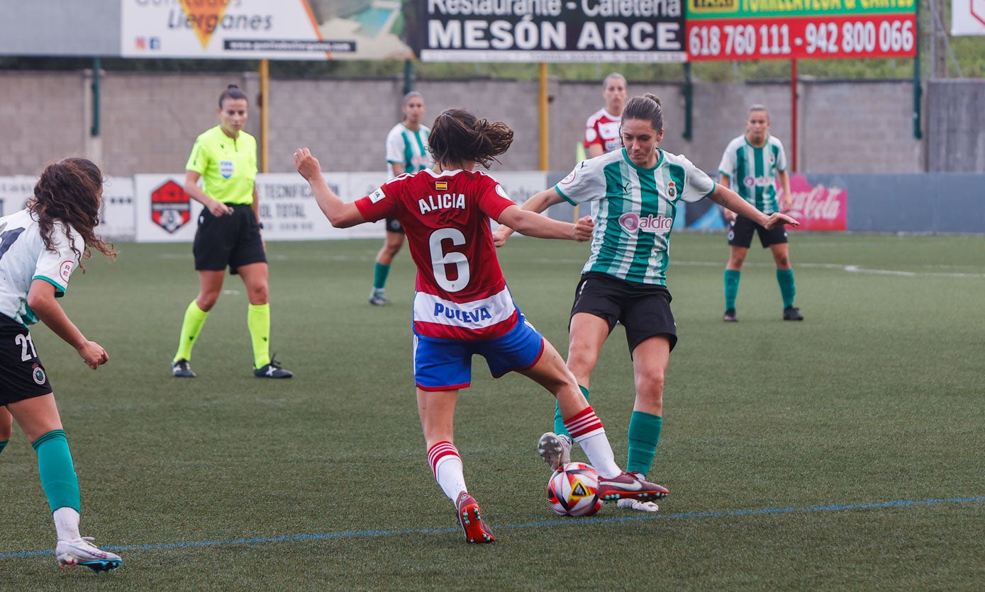 La racinguista Sandra pugna por el balón con la nazarí Alicia. 