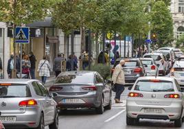 Tráfico en la calle Isabel II, junto al Ayuntamiento.