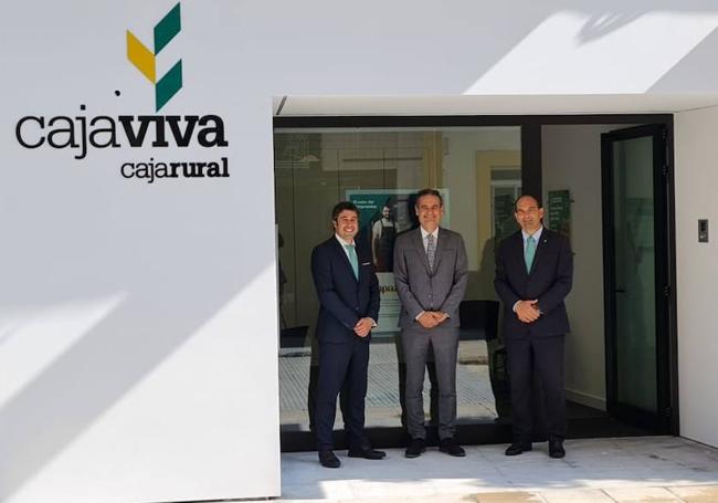 En la foto, de izquierda a derecha: Javier Hernández Vélez, director de la oficina; Fernando Cabanas, subdirector de área de negocio de Cajaviva y Eduardo Benito, jefe de zona de Cajaviva.