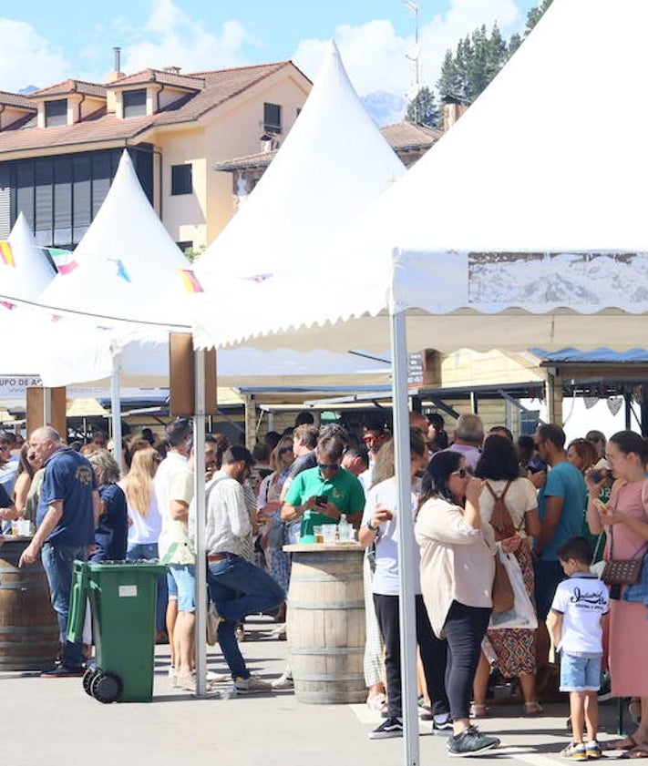 Imagen secundaria 2 - Hubo mucho ambiente por la tarde con conciertos de mariachis, apertura de casetas y juegos.