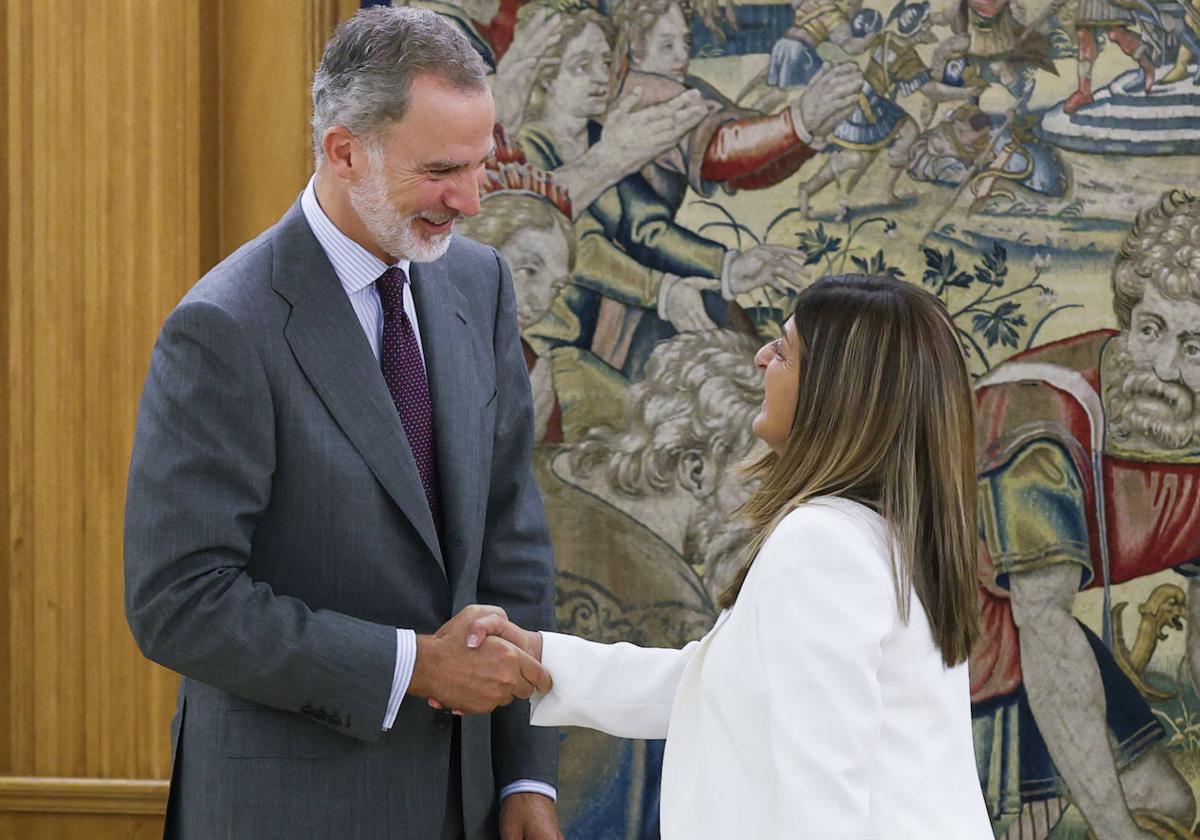 Imágenes del encuentro entre la presidenta del Gobierno de Cantabria y el rey Felipe VI.