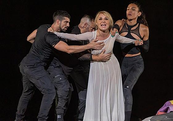 Cayetana Guillén Cuervo, en una escena de la obra de danza contemporánea que se ofrece hoy en el Palacio.