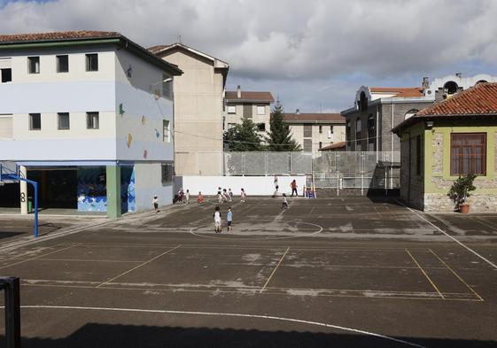 Pista del colegio Menéndez Pelayo, con los edificios del centro educativo a ambos lados.